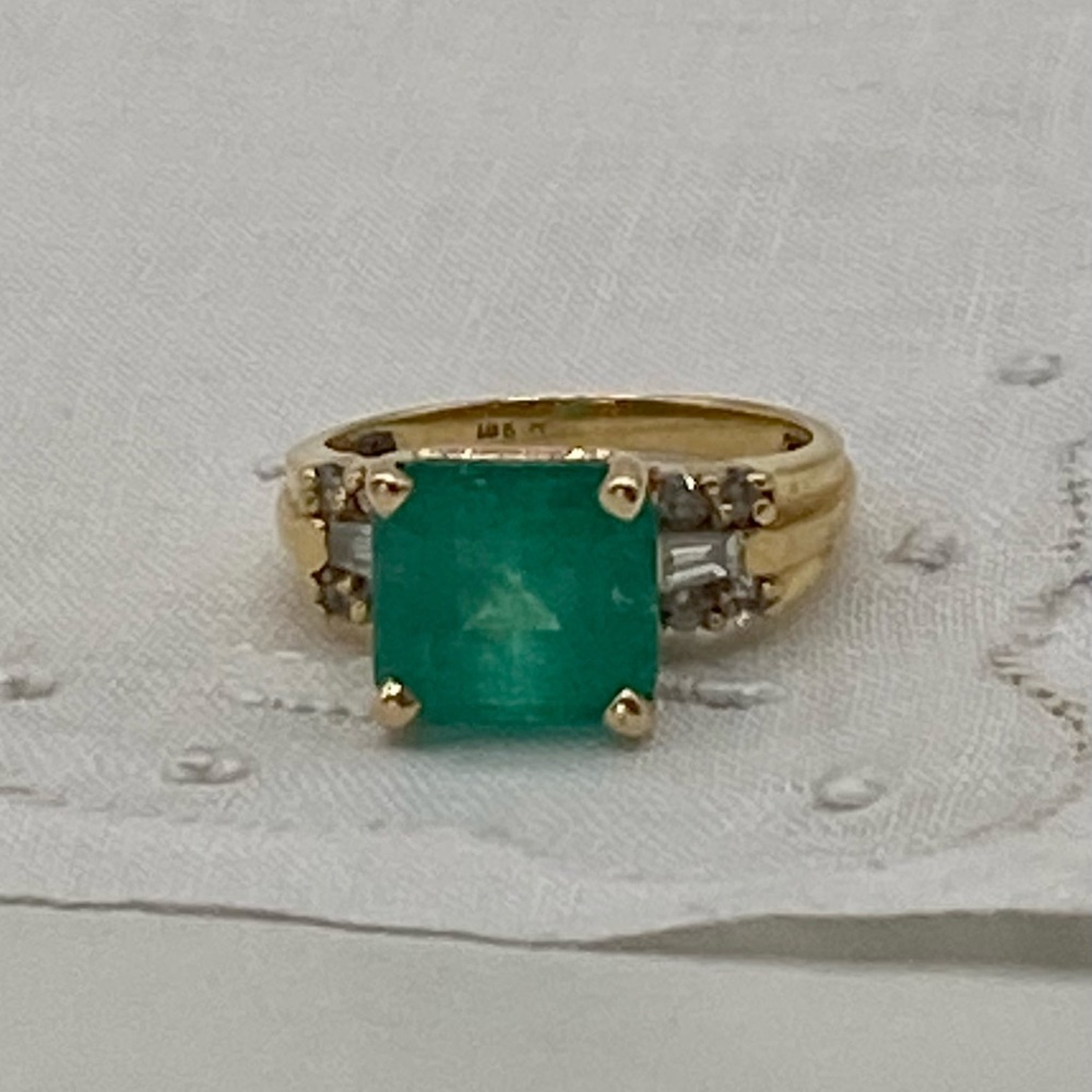 18K Emerald Diamond Ring